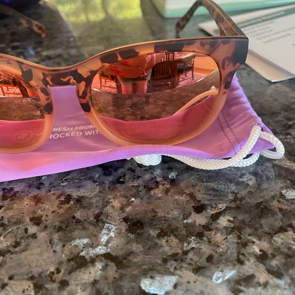 Blenders Heart Rush Eyewear Polarized Sun Glasses - Picture 4 of 11